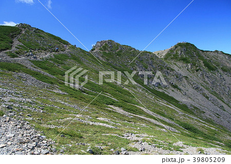 　夏の青空と仙丈ヶ岳 39805209
