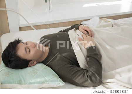 ベッドで眠る若い男性 ベッドで眠る若い男性 39805334