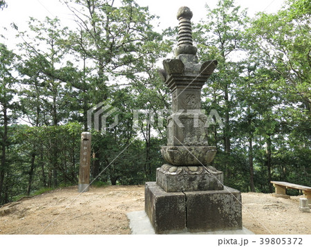 日和田山の山頂（宝篋印塔） 39805372