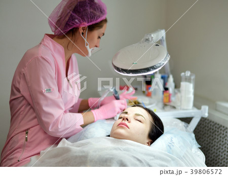 Master of permanent tattoo at work 39806572