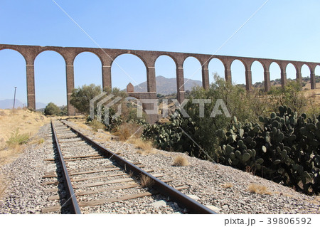 世界遺産・テンブレケ水道橋と線路　メキシコ 39806592
