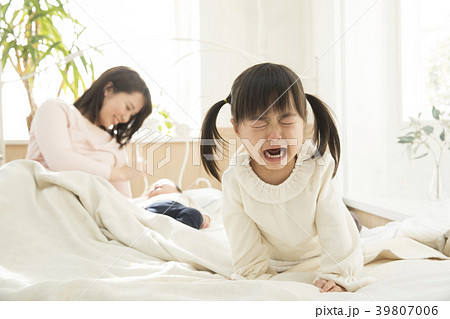 寝室の親子赤ちゃんやにやきもちで泣くお姉ちゃん 寝室の親子赤ちゃんやにやきもちで泣くお姉ちゃん 39807006