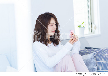 若い女性、ポートレート、スマホ、休日、リラックス 若い女性、ポートレート、スマホ、休日、リラックス 39807487