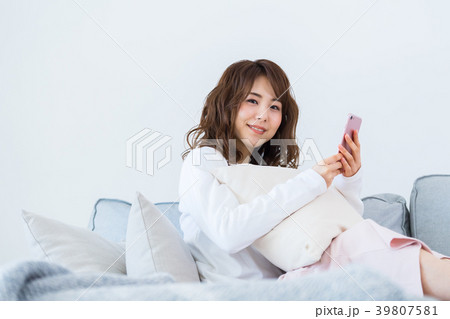 若い女性、ポートレート、スマホ、休日、リラックス 若い女性、ポートレート、スマホ、休日、リラックス 39807581