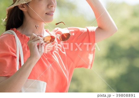 サングラスを外す若い日本人女性 39808891
