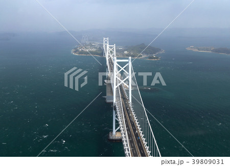 瀬戸大橋（春の強風にけむる南備讃、北備讃、与島） 39809031