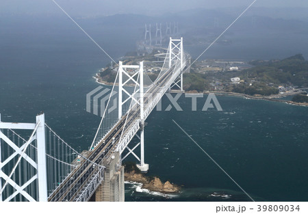 瀬戸大橋（春の強風にけむる北備讃、与島、岩黒島橋） 39809034