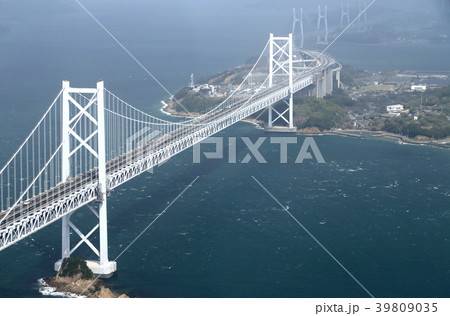 瀬戸大橋（春の強風にけむる北備讃、与島、岩黒島橋） 39809035