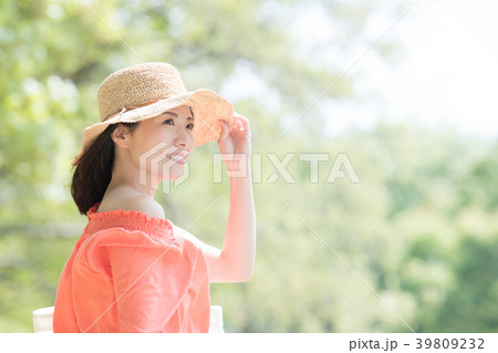 麦わら帽子をかぶった若い日本人女性 39809232