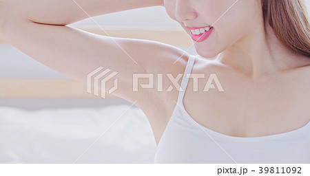 woman with clean underarm 39811092