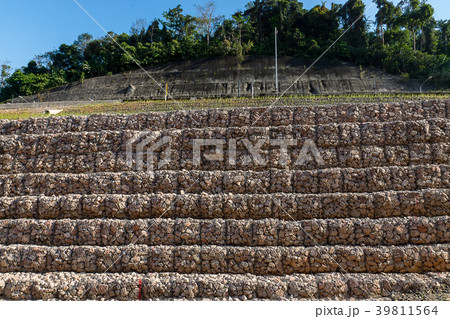 Rock wall protects mountain landslide 39811564