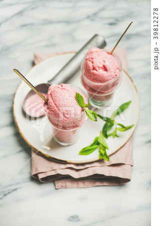 strawberry ice cream with fresh strawberries strawberry ice cream with fresh strawberries 39812278