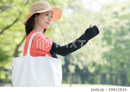 アームカバーをした若い日本人女性 39812634