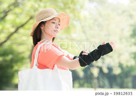 アームカバーをした若い日本人女性 39812635