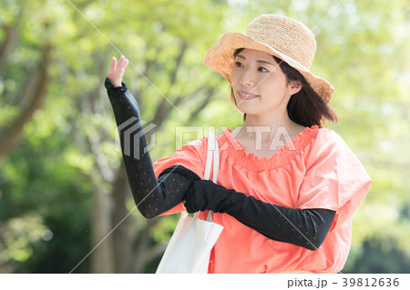 アームカバーをした若い日本人女性 39812636