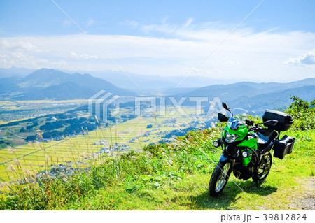 絶景：バイク旅 （背景ボケ） 39812824