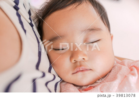 眠りにつく赤ちゃん 眠りにつく赤ちゃん 39813078