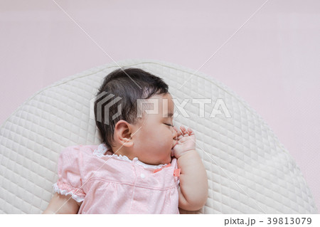 眠りにつく赤ちゃん 39813079