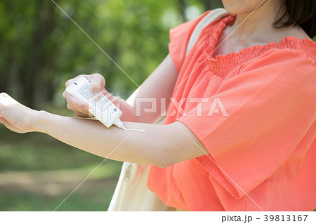 日焼け止めクリームを塗る若い日本人女性 39813167