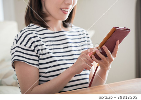 室内でスマホを見る若い日本人女性 室内でスマホを見る若い日本人女性 39813505