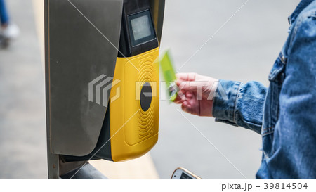 Passengers validating tickets, rush to the train 39814504