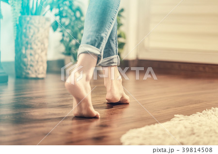 Warm floor - floor heating and wooden panels. 39814508