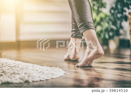Warm floor - floor heating and wooden panels. 39814510