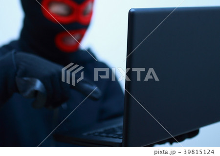 犯罪 (違法 犯人 悪人 目出し帽 変装 容疑者 事件 犯罪者 凶悪 詐欺 インターネット PC) 犯罪 (違法 犯人 悪人 目出し帽 変装 容疑者 事件 犯罪者 凶悪 詐欺 インターネット PC) 39815124