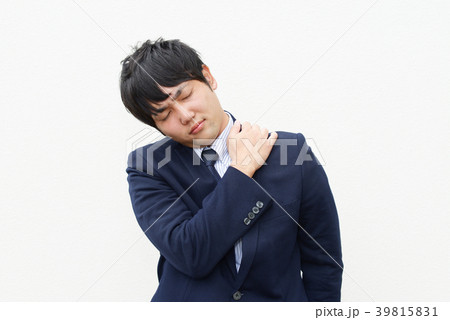 肩こりに悩む男性 肩こりに悩む男性 39815831