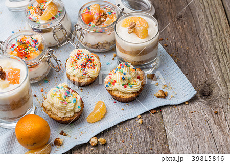 Homemade desserts - biscuits with yogurt Homemade desserts - biscuits with yogurt 39815846