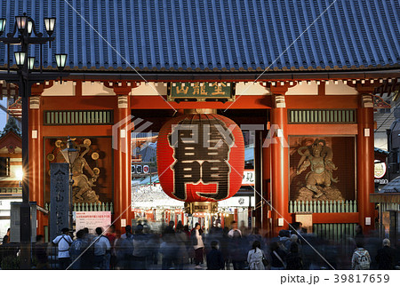 日本の東京都市景観　浅草寺の雷門など（夜景） 39817659