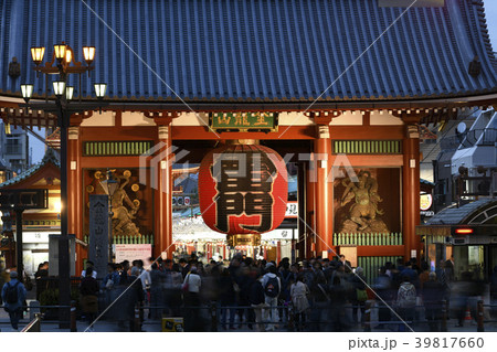 日本の東京都市景観 浅草寺の雷門など(夜景) 日本の東京都市景観 浅草寺の雷門など(夜景) 39817660