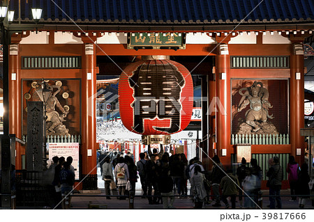 日本の東京都市景観　浅草寺の雷門など（夜景） 39817666