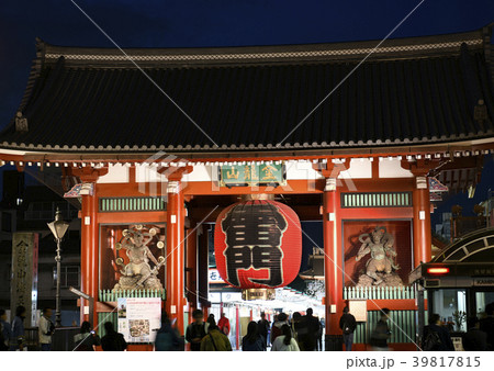 日本の東京都市景観 浅草寺の雷門など(夜景) 日本の東京都市景観 浅草寺の雷門など(夜景) 39817815