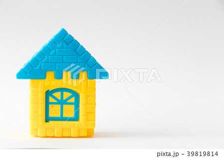 Toy puzzle connect as house shape 39819814