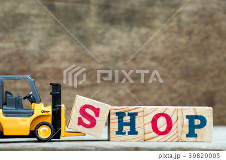 Toy forklift hold letter block S to word shop 39820005