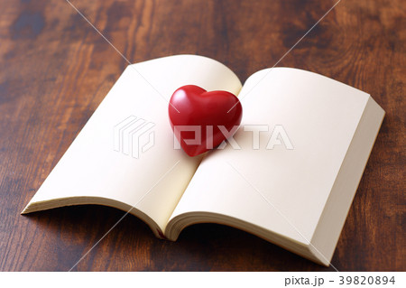 白紙の本の上のハートの置物 39820894