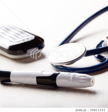 Personal blood glucose meter and lancet  39821331
