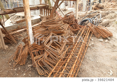Steel rods connected to the frame 39821484