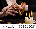 A woman will hold her hand to a snake 39821925
