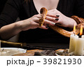 A woman will hold her hand to a snake 39821930