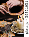 A woman will hold her hand to a snake 39821931