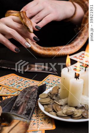 A woman will hold her hand to a snake 39821931