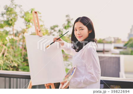 Concept Artist Beautiful girl. Beautiful women are creating art. Concept Artist Beautiful girl. Beautiful women are creating art. 39822694