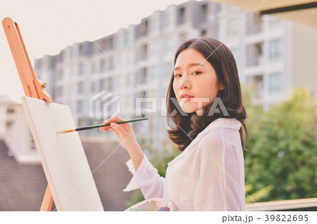 Concept Artist Beautiful girl. Beautiful women are creating art. Concept Artist Beautiful girl. Beautiful women are creating art. 39822695