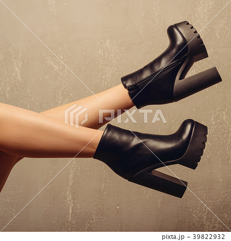 Woman's high heel black leather boots 39822932