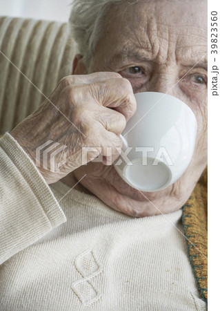 Senior woman drinking coffee / tea Senior woman drinking coffee / tea 39823560