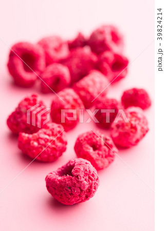 Freeze dried raspberries. Freeze dried raspberries. 39824214