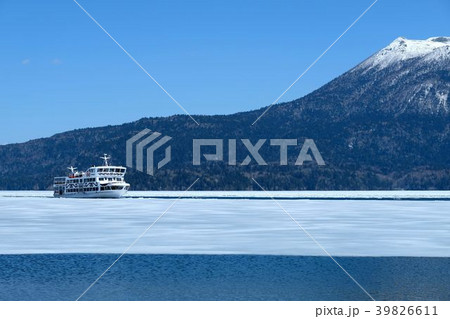 砕氷帯を進む観光船 阿寒湖 砕氷帯を進む観光船 阿寒湖 39826611