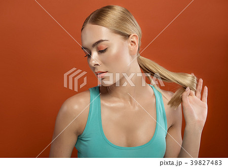 Attractive woman looking with serenity Attractive woman looking with serenity 39827483